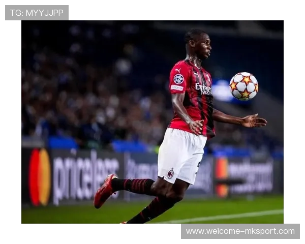 AC米兰防守一对一：后卫群进行近身盯人实战训练