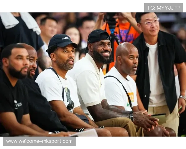 詹姆斯参与青少年篮球营，现场教学画面感人