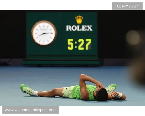 阿尔卡拉斯澳网捧杯夺魁，达成全满贯纪录